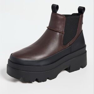 UGG
Brisbane Chelsea Boots